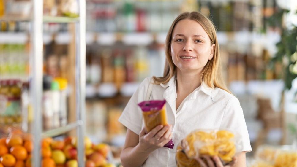 Cum evităm gustările „aparent sănătoase”/ Greșeli frecvente atunci când alegem produsele de pe raft