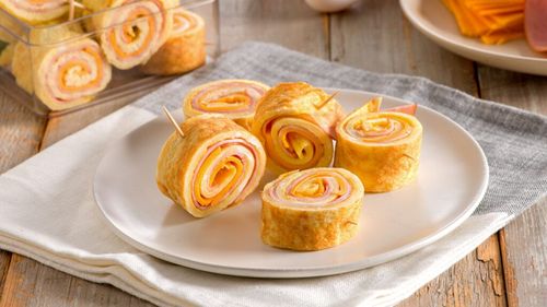 Rulouri din omletă cu șuncă și brânză – mic dejun rapid și hrănitor / Îl poți prepara cu alimente rămase de la masa de Paște