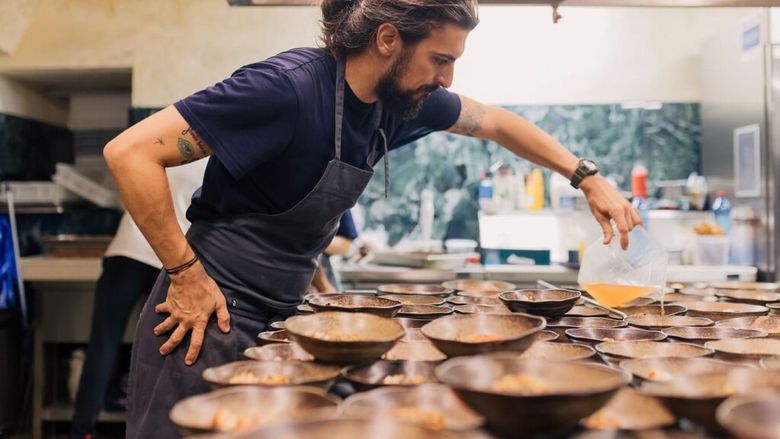 Chef Alex Petricean, despre competiția neloială și fluctuația de personal din restaurantele din România: „Am schimbat zece generații de bucătari în șapte ani”
