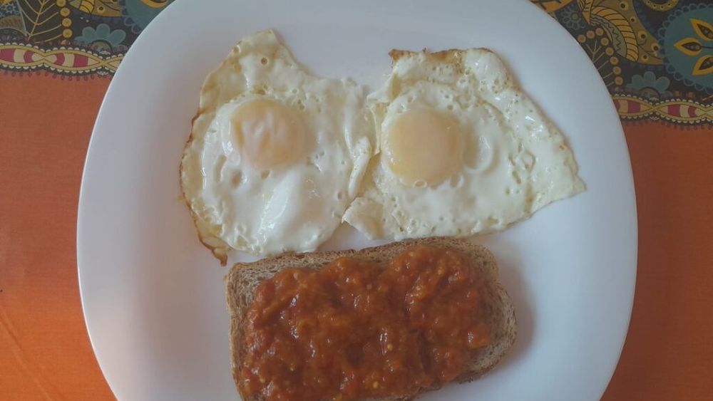 Rețetele bunicii: zacuscă de vinete coapte la jar