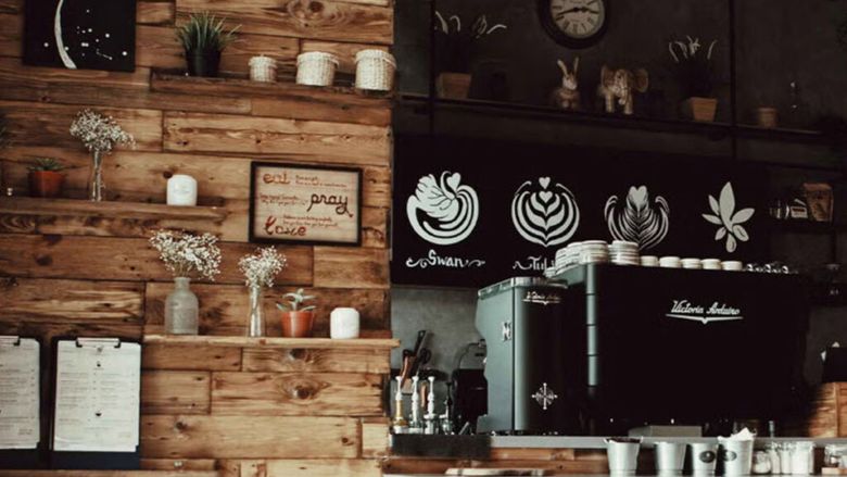 Se poate ține o cafenea doar din vânzarea de cafea? Doi antreprenori au început din pasiune și astăzi văd doar problemele