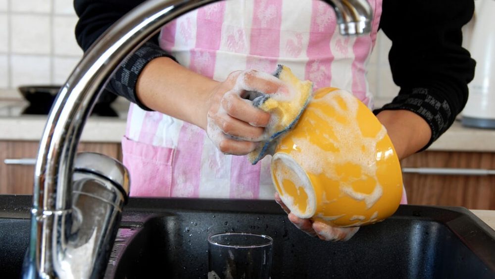 Obiectul din bucătărie pe care nu-l cureți suficient / Îți poate afecta sănătatea mai mult decât crezi