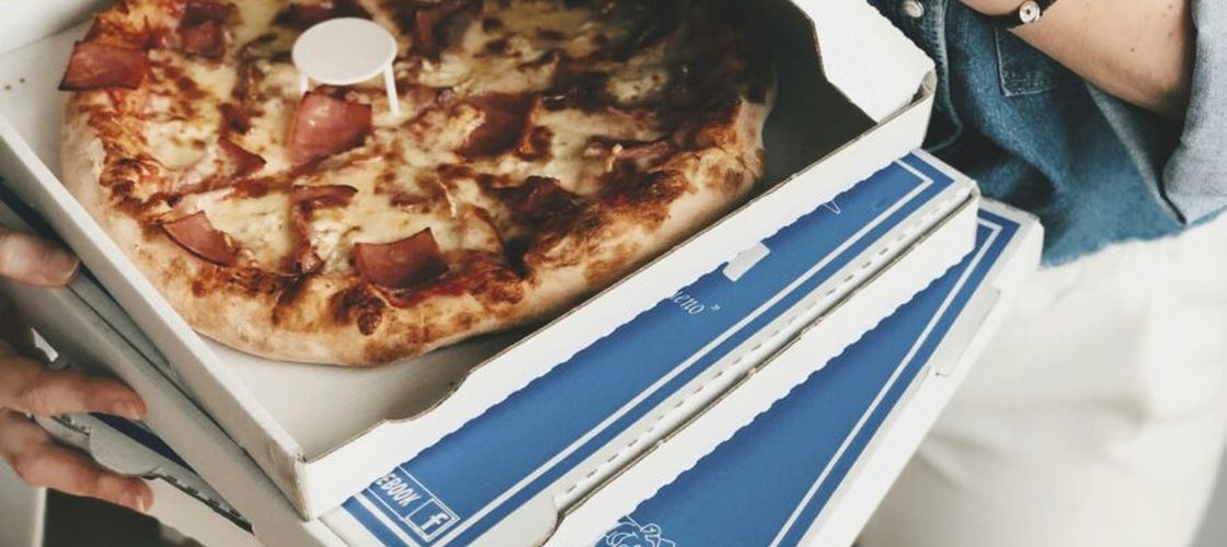 A comandat aproape 300 de pizza în numele altora și a trimis amenințări / Ce riscă acum un tânăr de 23 de ani