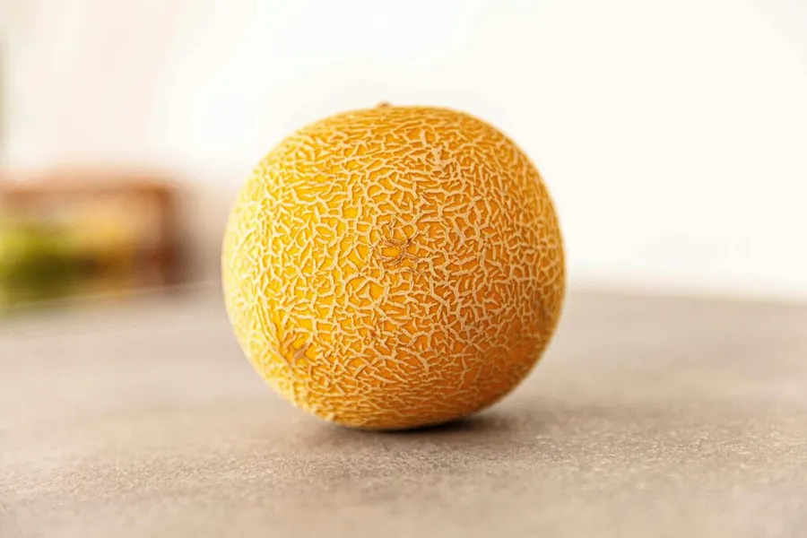 pepene-pepene-dulce-cum-alegi-pepenele-pepene-copt-fructe-de-vară-pepene-galben-cantaloupe-sfaturi-alimentație-fructe-proaspete-piață-supermarket