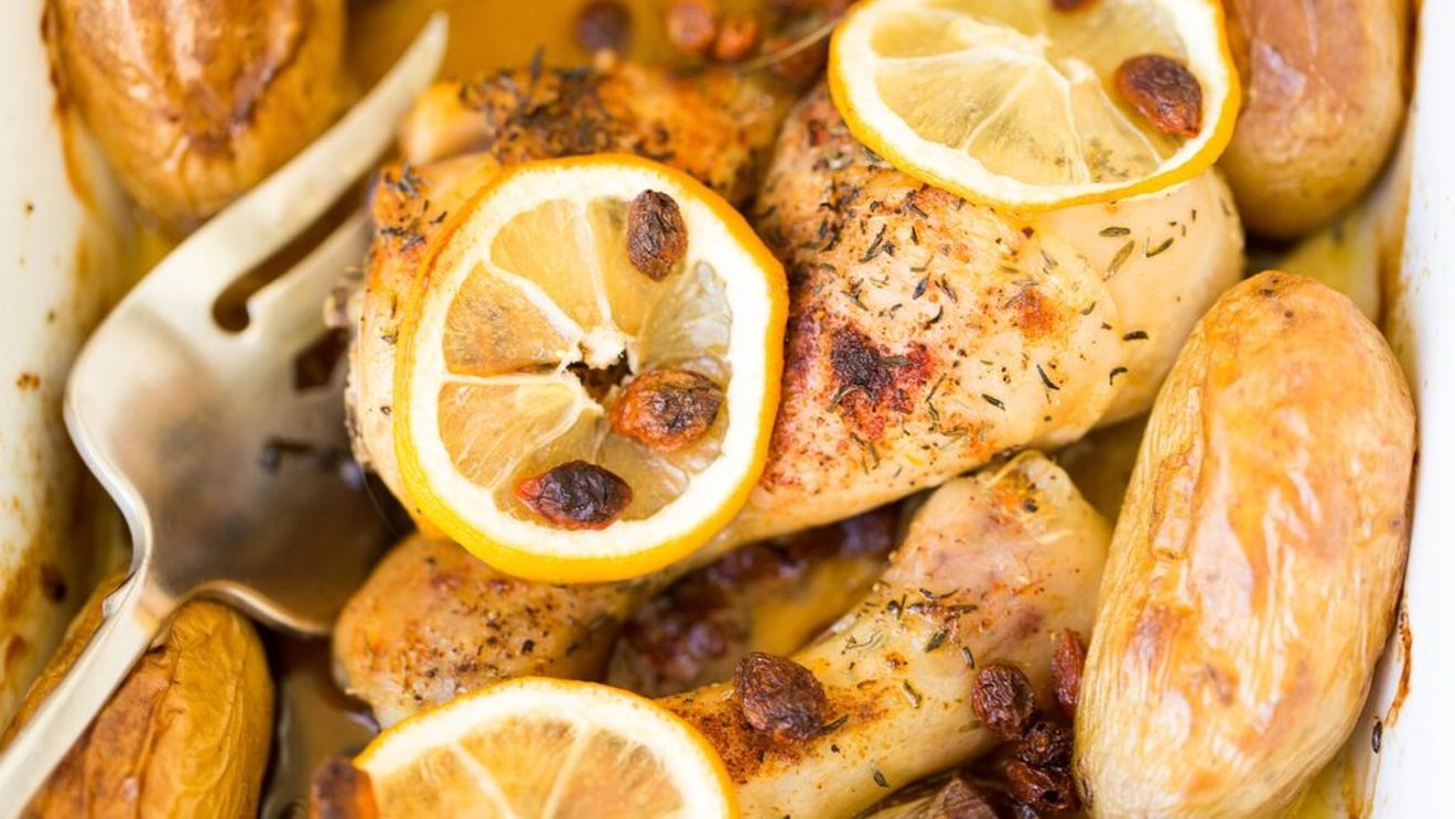 Cină rapidă și plină de arome: Piept de pui la cuptor cu sos de lămâie și usturoi / Acest preparat este ideal pentru serile aglomerate, când vrei să savurezi o masă echilibrată fără eforturi mari