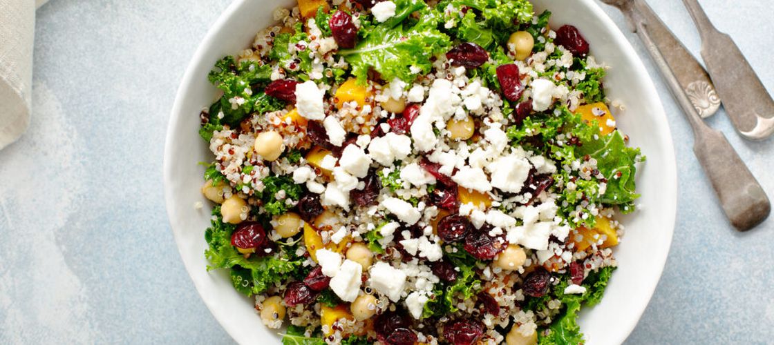 Salata mediteraneeană pe care nutriționiștii o recomandă pentru grătarele de vară. Se prepară rapid, este sățioasă și plină de fibre