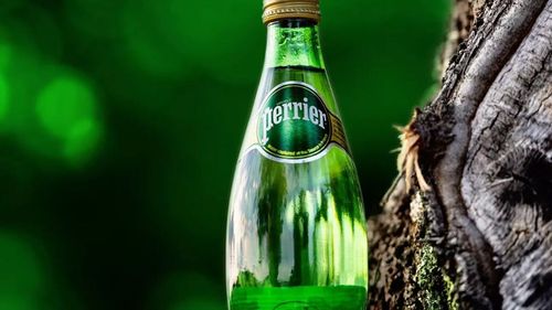 Biroul lui Macron, implicat într-un scandal major legat de apa minerală Perrier / Pestlé Waters, care deține marca, ar fi făcut presiuni asupra unor persoane apropiate preşedintelui francez pentru a face posibilă vânzarea apei minerale, chiar dacă aceasta ocolea reglementările stricte din Franţa