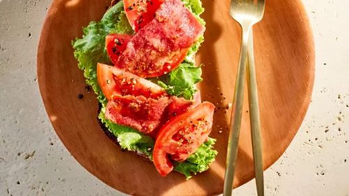 Sandwich delicios pentru micul dejun / Cu șuncă de curcan și pâine integrală, este o adevărată savoare cu un conținut redus de grăsimi și zaharuri