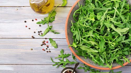 Cui nu-i place rucola? De ce în trecut era interzisă în Italia cultivarea și vânzarea acestei plante aromatice atât de îndrăgite, în condițiile în care astăzi e omniprezentă și la restaurant, și acasă