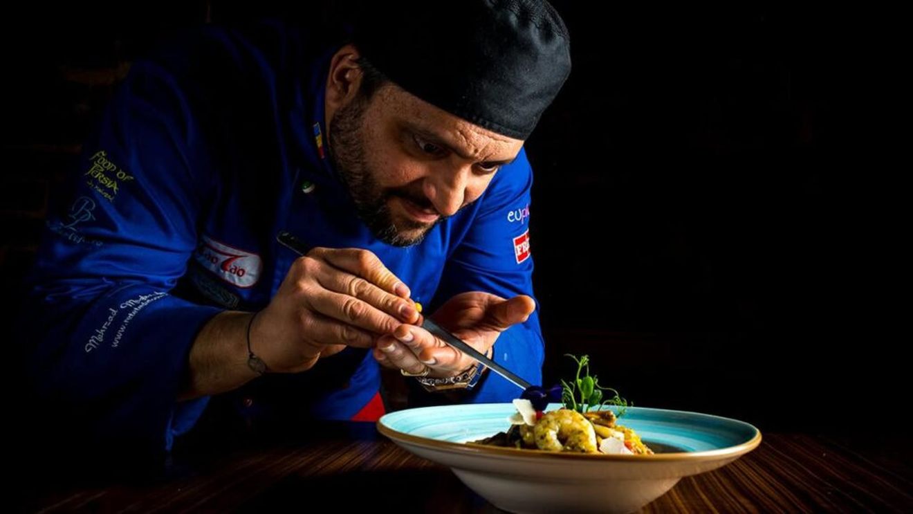 Chef fără secrete | Mehrzad Moghazehi și gustul dulce-amar al nostalgiei: „În mâncare se regăsesc tradiția, familia, amintirile - toate la un loc” / „Gastronomia e un domeniu atât de vast că și la 60 de ani o să am ceva de învățat”
