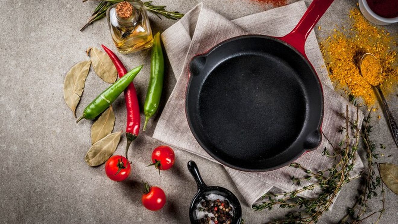 Cum eviți să se  prindă mâncarea de tigaie sau de oală