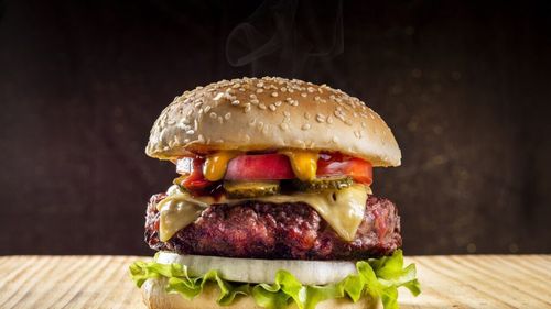 Burgerii, shaorma şi pizza, în topul produselor comandate de români pe litoral, vara aceasta (platformă de livrare) /