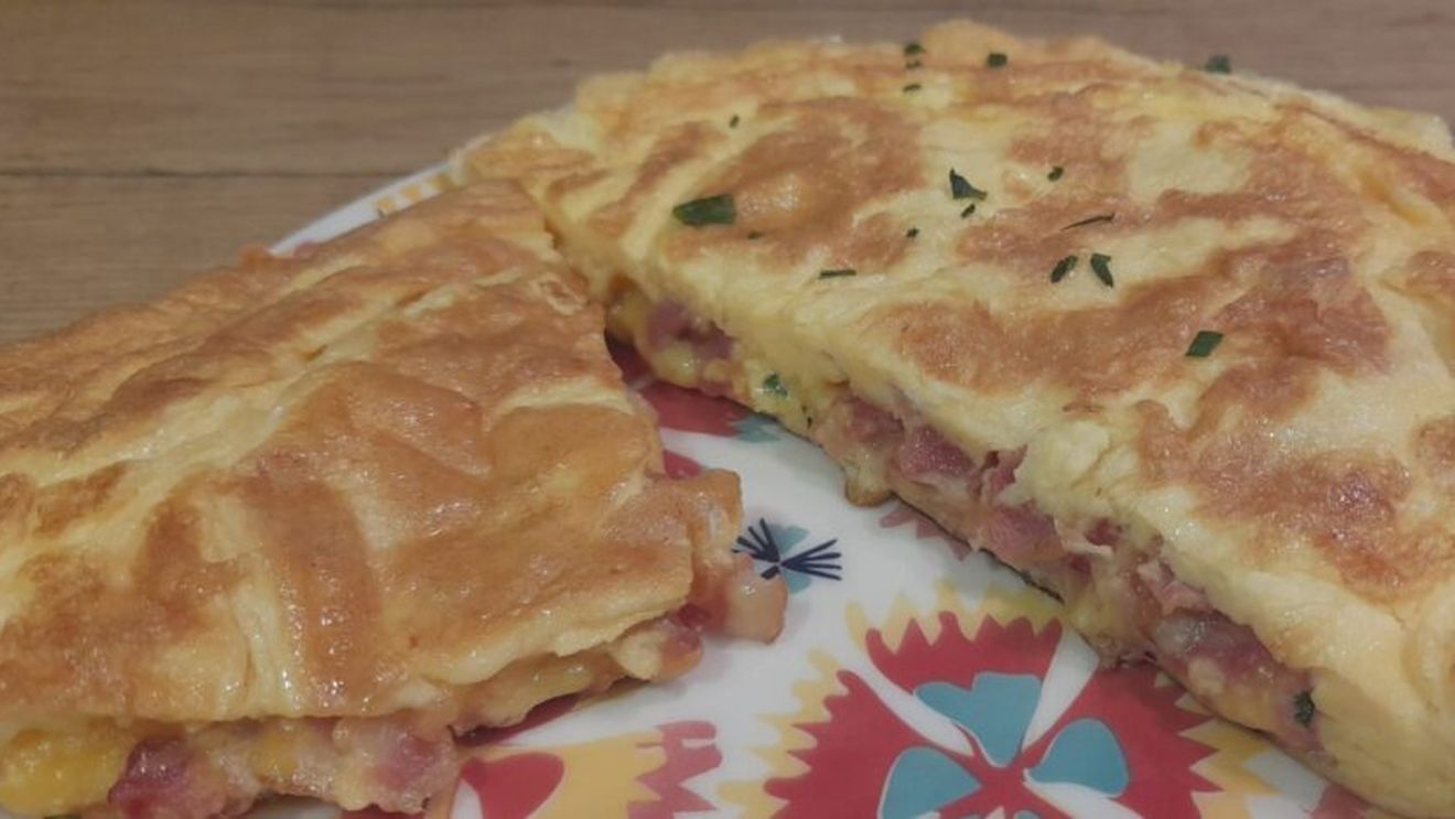 Mic dejun de duminică. Omletă cu bacon și brânză cheddar. Se pune totul pe pat de tortilla mexicană