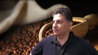 Cafeaua cu gust de mango sau piersică a ajuns în România. Cum se obține aroma de fruct / Afshin Roshanian, organizator Slow Coffee Festival: „Sunt co-fermentate cu fructe”