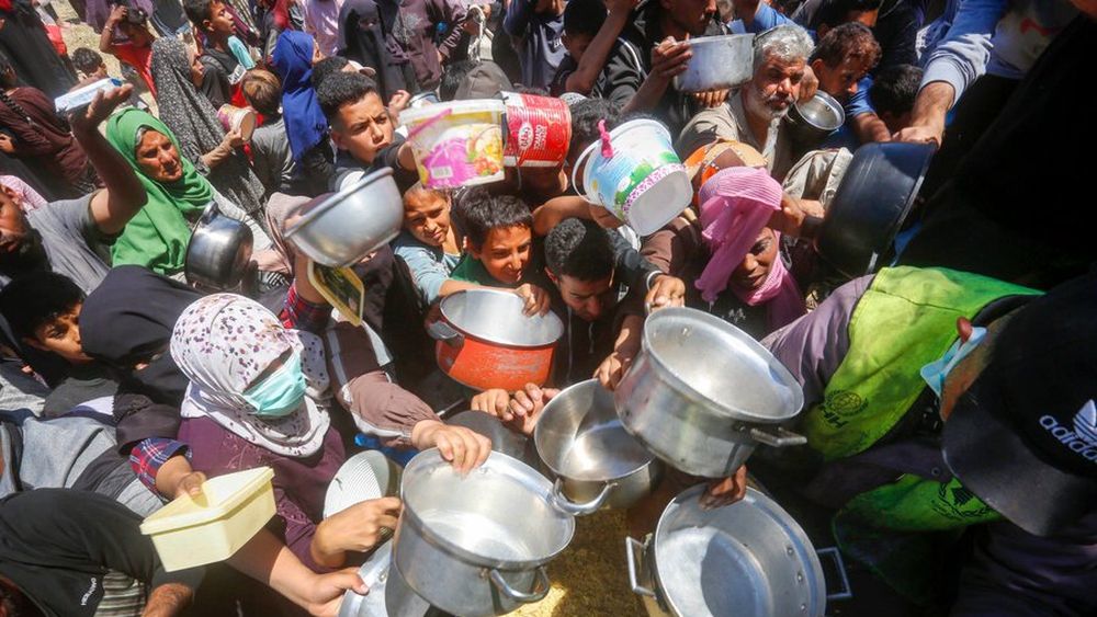 UPDATE/ Copiii înfometaţi din Gaza caută hrană în grămezile de gunoi, semnalează ONU