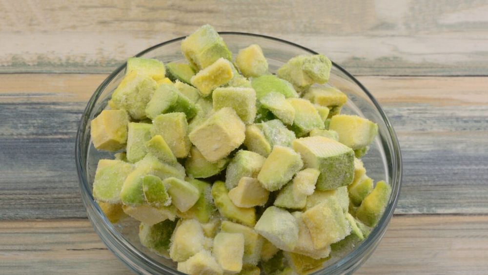 Cum să congelezi un avocado / Opțiunea cea mai bună este să-l faci piure sau să-l tai în jumătate ori cuburi