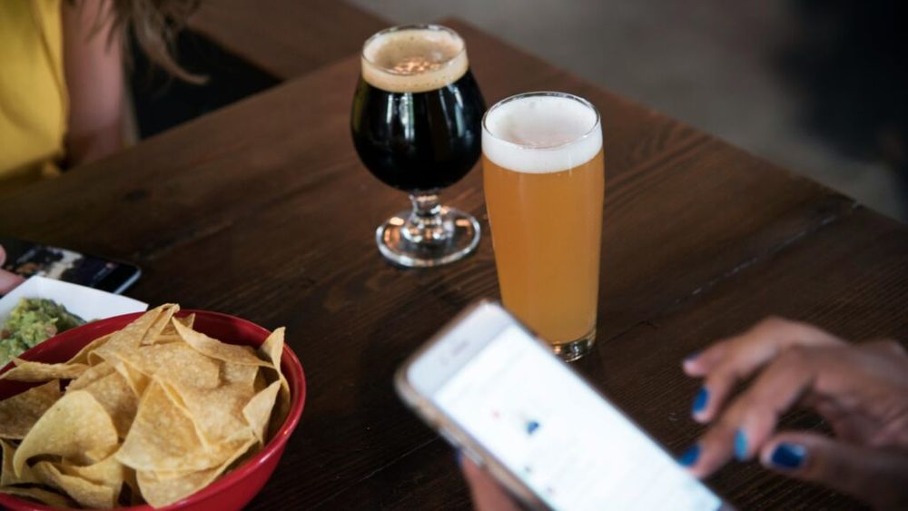 FOTO „Ce am mâncat nou în vacanță”. Gâturi de găină, primite de un cititor G4Food care a cerut un snack pentru bere într-un pub din Chișinău: „Nu arătau deloc apetisant”