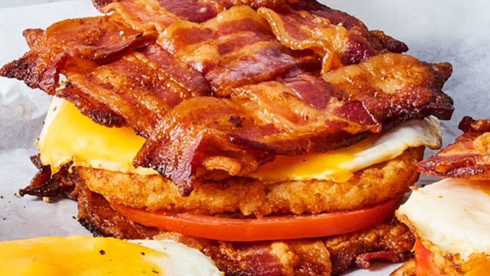 Sandvișul fără pâine, care înlocuiește chifla cu bacon crocant și transformă combinația clasică ou, brânză și cartofi într-un festin / Perfect pentru un început de zi și de săptămână