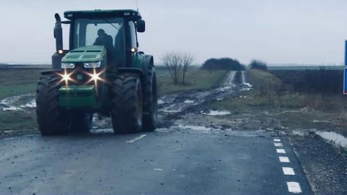 Primăria din Matca, unul din cele mai mari bazine legumicole ale României, amendează proprietarii de tractoare sau camioane care murdăresc drumurile recent asfaltate