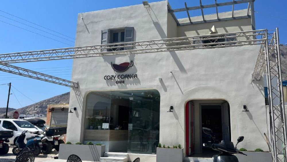 Cum a ajuns o româncă să deschidă o cafenea în Santorini: „Totul a fost o întâmplare. Eram pe stradă, iar o fată mi-a dat un pliant”