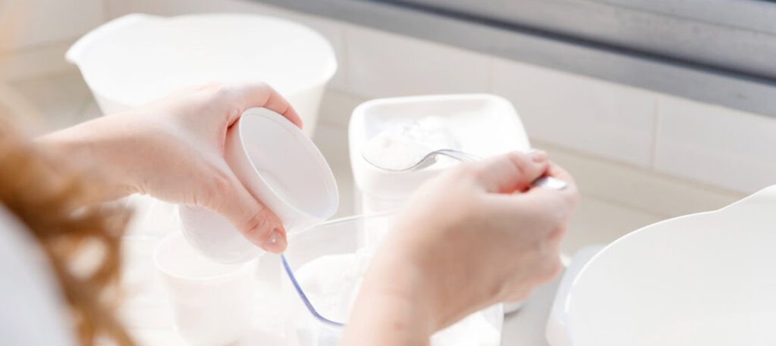 De ce să cureți vasele din plastic cu bicarbonat de sodiu / Unele urme de mâncare devin permanente, iar încălzirea la microunde favorizează pătarea lor