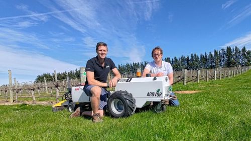 Mini tractor electric autonom de doar 50 kg, oferit de o companie din Noua Zeelandă / Are o autonomie de 12 ore și poate fi monitorizat de pe smartphone