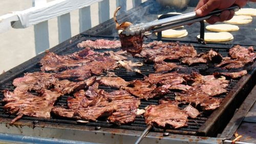 Ce este skirt steak, carnea de vită aproape la fel de bună, poate chiar mai aromată, decât variantele scumpe / Bucata gustoasă și accesibilă se marinează înainte de gătire și se servește tăiată perpendicular pe fibre pentru frăgezime maximă