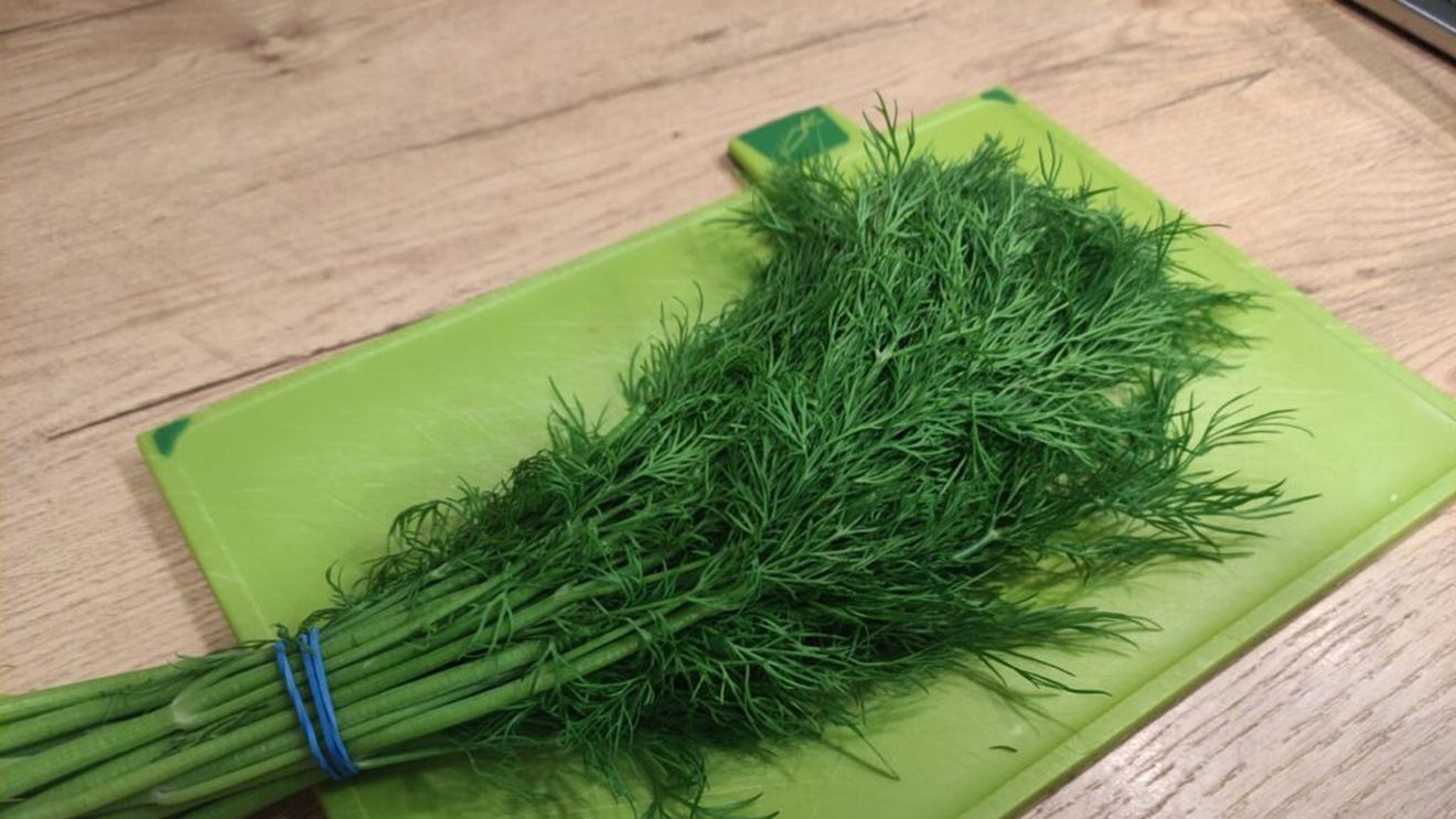 ABC în bucătărie: Cum toci verdeața mărunt, ca un bucătar/ Iată cum se taie rapid o legătură de mărar VIDEO