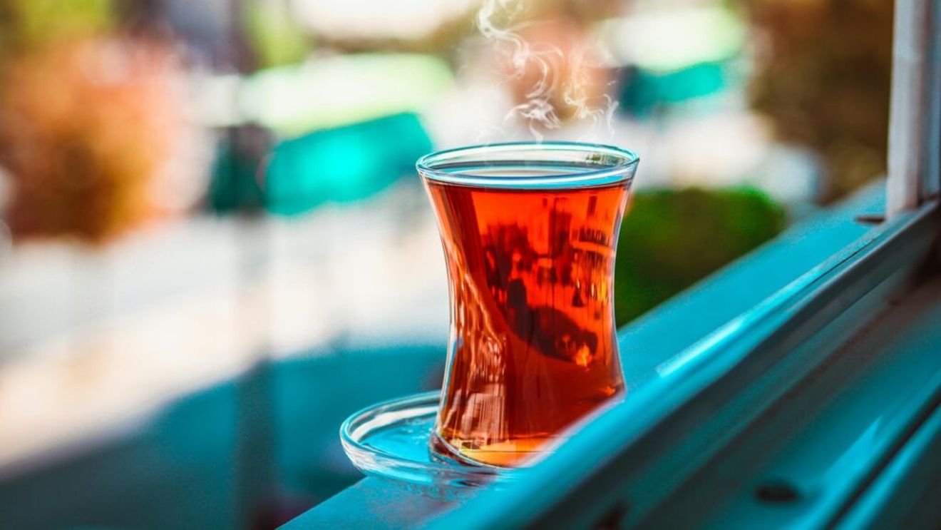 Ceai băut pe stomacul gol: când e benefic și când îți poate face rău / Recomandările specialiștilor