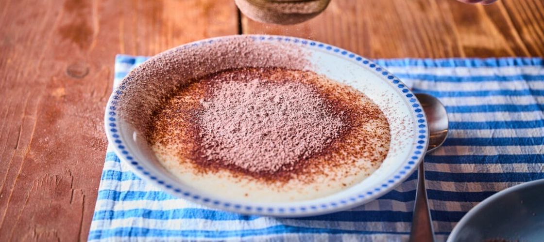 Deserturile copilăriei: Ce dulciuri au rămas în memoria românilor după zeci de ani / De la mămăligă cu dulceață la griș în lapte sau ciurigăi maramureșeni