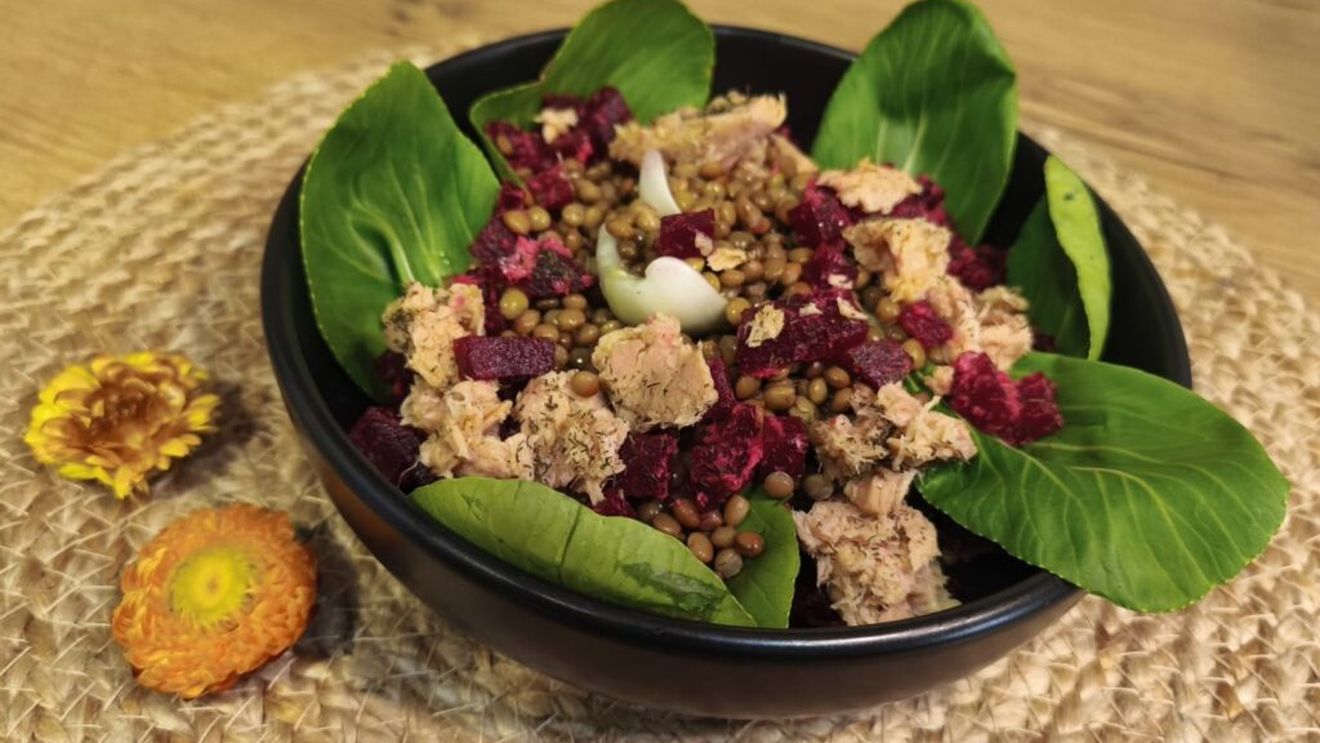 Salată caldă cu linte, sfeclă și ton aromatizat / Bună și de prânz și de cină și de luat la pachet, are multă proteină și o culoare roz care o face și mai apetisantă