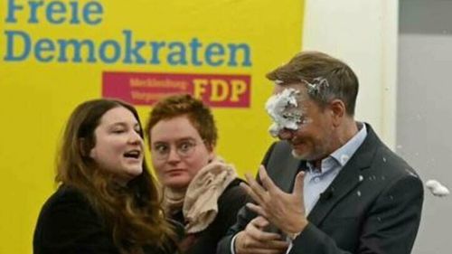 Tartă falsă, cu spumă de ras, „arma” cu care a fost atacat un politician german/ Fostul ministru al finanţelor, Christian Lindner, care a provocat actuala criză din Germania, lovit în față de o politiciană din Die Linke