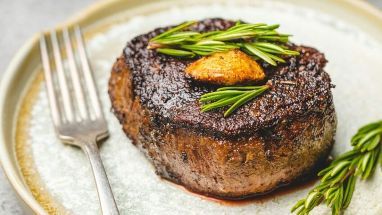 Bărbații chiar mănâncă mai multă carne decât femeile, nu este o impresie, arată un studiu/ "Noi suntem carnivori. Bărbații mănâncă precum niște sălbatici"