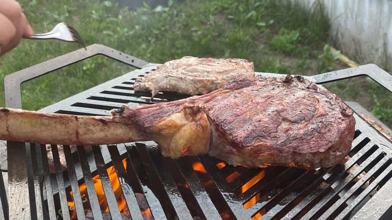 Cum să faci corect un grătar. Pași esențiali care influențează gustul și textura finală a cărnii