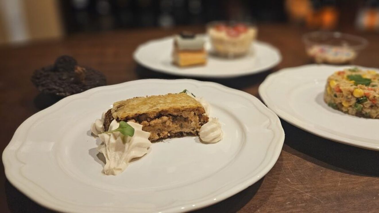 VIDEO | Colivă quatro formagi sau tartar de colivă? Nu, nu e o glumă! Acest preparat asociat cu momentele triste ale vieții a fost reinterpretat într-un local din București / Surpriza evenimentului a fost ... eclerul cu colivă