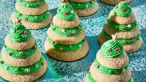 Ceva dulce/Desert în formă de brăduți din fursecuri, cu zahăr și cremă de brânză/Un dulce de sezon, pe placul tuturor