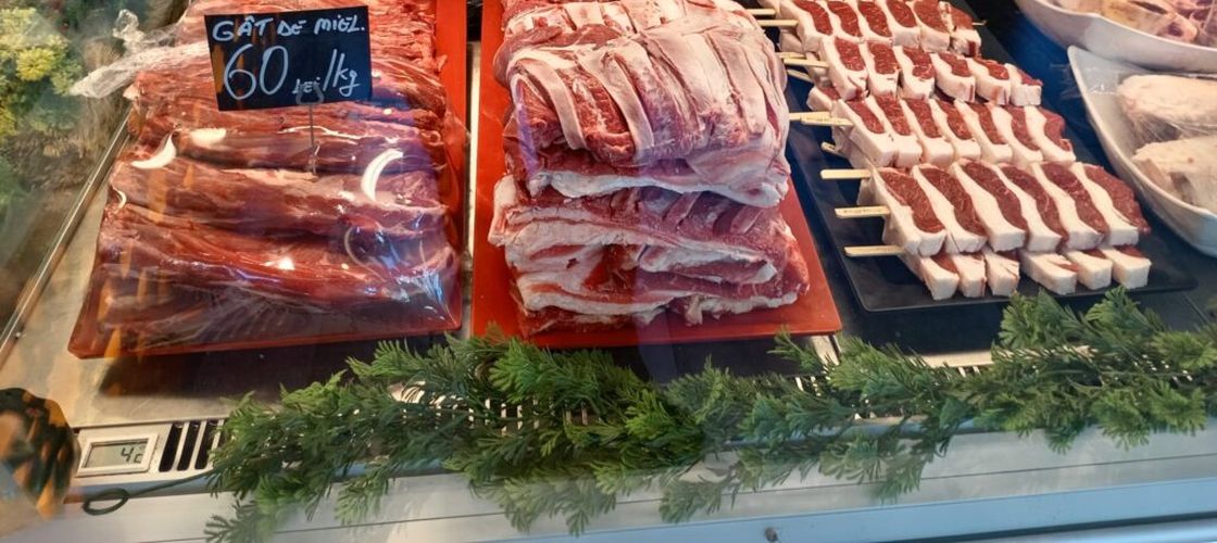 VIDEO | Cu cât se vând organele de miel într-o măcelărie din București, înainte de Paște 2026. Client: „Pulpa de miel fără os este mai avantajoasă, chiar dacă kilogramul e mai scump decât la mielul întreg”