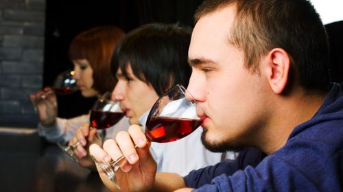 Tendințe pe piața vinului din România. Expert: Vinurile au mesaje prea complicate pentru tineri (VIDEO)