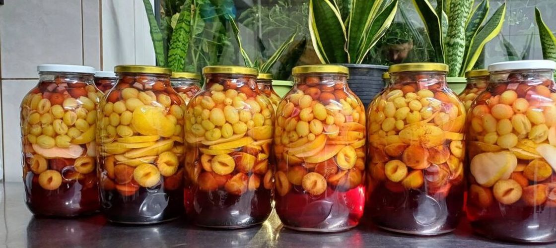 Fructul rar din Dobrogea care seamănă cu mărul și curmalul. Călugărul bucătar de la Mănăstirea Dervent: „Când se coace și se zbârcește, devine dulce” / Cum se face compotul de jujube