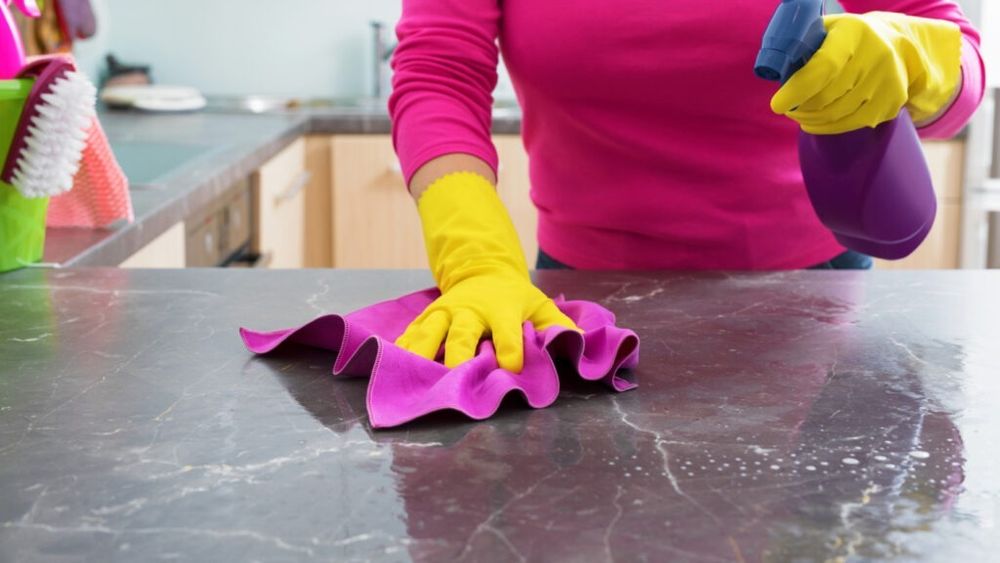 Cinci lucruri pe care nu ar trebui să le cureți cu detergent de vase / Obiectele de fontă sau cele din alamă sunt printre acestea