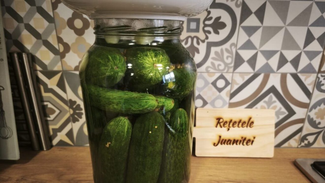 Rețetele Juanitei | Castraveți covăsiți, pripiți sau murați la soare/ Durează între trei și cinci zile să obținem aceste murături de vară