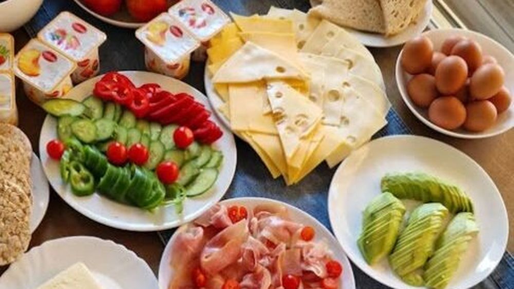 Legume, fructe și brânzeturi românești la micul dejun al premierilor României și Ungariei