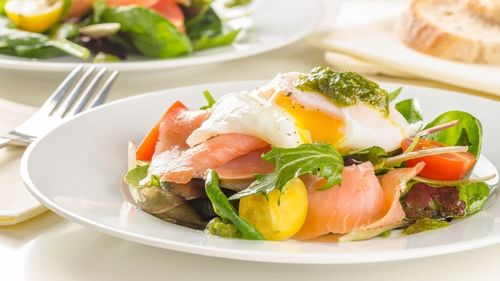 3 idei delicioase de mic dejun cu somon. Sunt ideale de luat la birou, pentru cei care se grăbesc la muncă / Somonul, bogat în proteine și acizi grași Omega-3, susține sănătatea inimii și a creierului