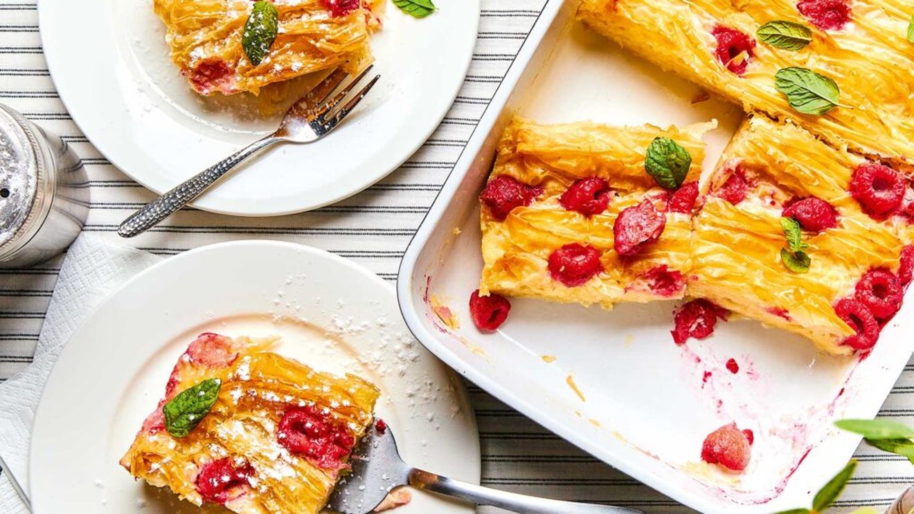 Ceva dulce | Plăcintă grecească Patsavouro cu smântână și zmeură, desertul perfect pentru familie / Ai crede că se face greu, dar, de fapt, e „a piece of cake”