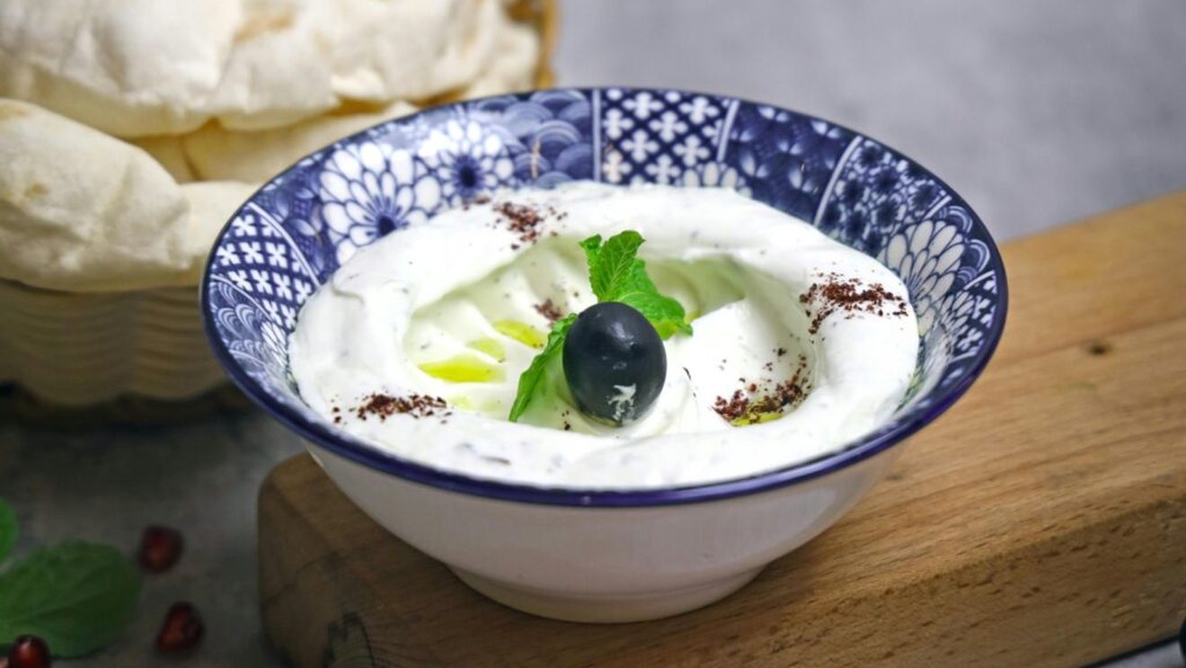 Iaurt grecesc degresat sau iaurt grecesc cu grăsime?/ Alegerea o faci în funcție de planul tău alimentar și de diferențele nutriționale dintre cele două tipuri de iaurt