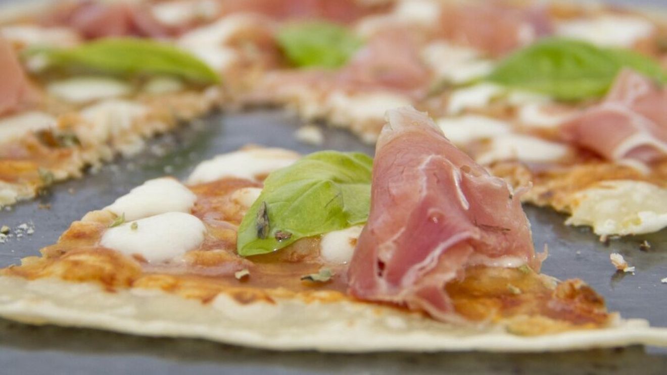 Rețete pentru studenți: Pizza din lipie arăbească, sos de roșii și mozzarella. Gata în 10 minute, în tigaie