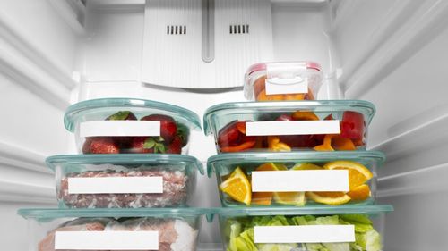 Cum depozitezi corect alimentele în frigider ca să eviți contaminarea încrucișată. Care alimente trebuie păstrate la temperatura camerei