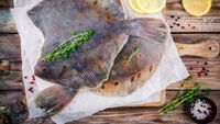 Un pește uitat ar putea deveni următorul fenomen culinar / „Flat is Back”, campania care vrea să-l transforme într-un nou trend / 10 chefi au primit misiunea de a reinventa flounderul