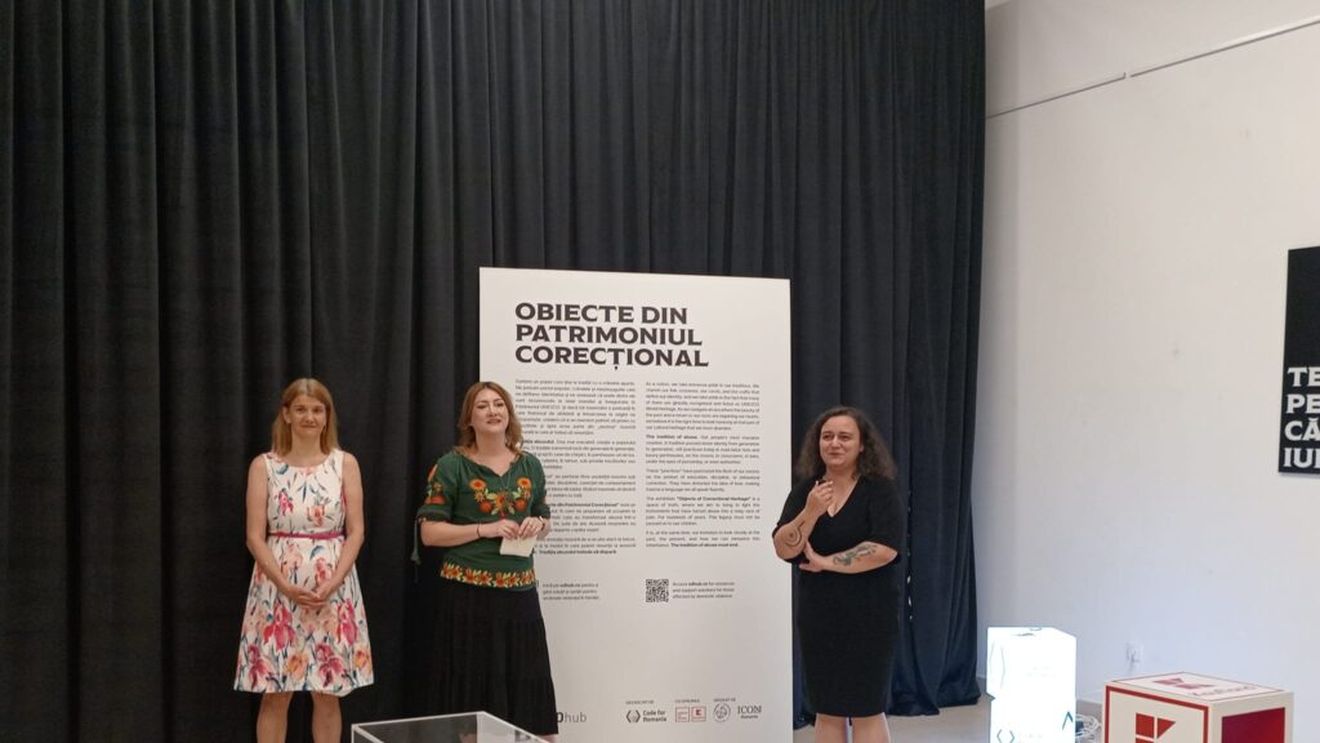 „Obiecte din Patrimoniul Corecțional”, expoziția care vorbește despre violența transmisă din generație în generație/ Exponatele sunt sugestive: de la lingura de lemn, mătura de nuiele, rigla, bătătorul de covoare și până la cojile de nuci!
