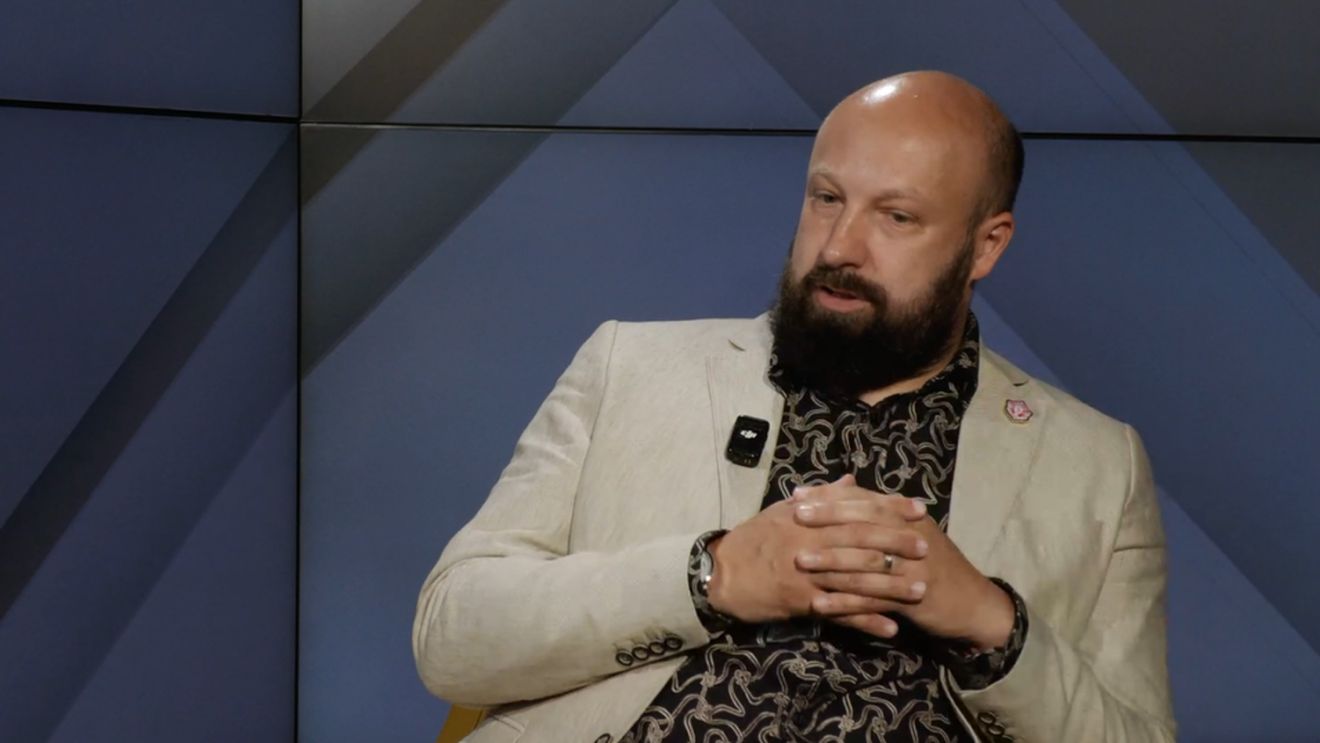 VIDEO | „DISPUTANDUM, un podcast despre gusturi cu Cosmin Dragomir” (Episodul 10) | Chef Alex Cîrțu, despre alimentația copiilor: „Dacă ai buget pentru deținuți, ar trebui să ai buget și pentru copii” / „Reticența la nou, mai ales în rândul bucătarilor, este de neimaginat”